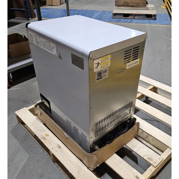 Scratch and Dent Avantco Ice UC-B-77-A 14 13/16" Air Cooled Undercounter Bullet Ice Machine - 96 lb.
