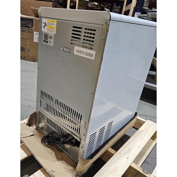 Scratch and Dent Avantco Ice UC-B-77-A 14 13/16" Air Cooled Undercounter Bullet Ice Machine - 96 lb.