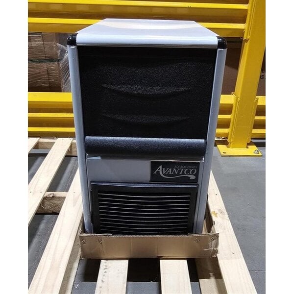 Scratch and Dent Avantco Ice UC-B-77-A 14 13/16" Air Cooled Undercounter Bullet Ice Machine - 96 lb.