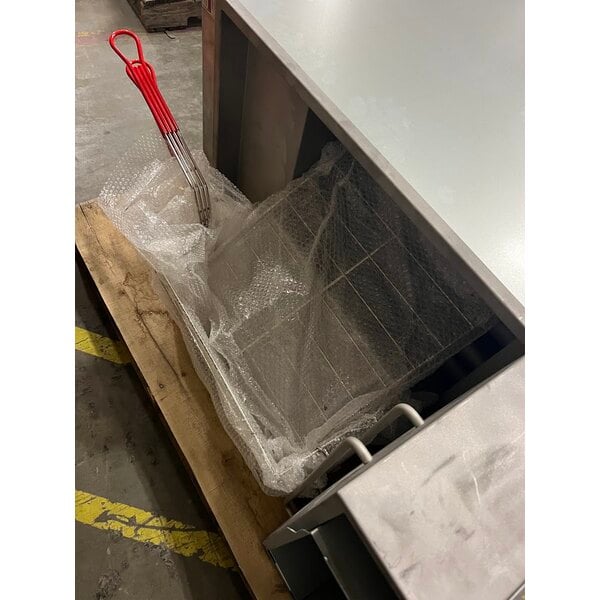 Scratch and Dent Avantco F5-ES-N 65-70 lb. Natural Gas Stainless Steel Floor Fryer - 100,000 BTU