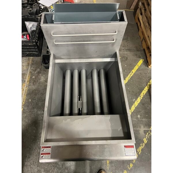 Scratch and Dent Avantco F5-ES-N 65-70 lb. Natural Gas Stainless Steel Floor Fryer - 100,000 BTU