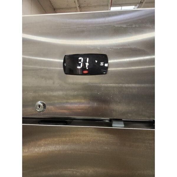 Scratch and Dent Avantco A Plus AP-23R 27 1/2" Stainless Steel Solid Door Reach-In Refrigerator