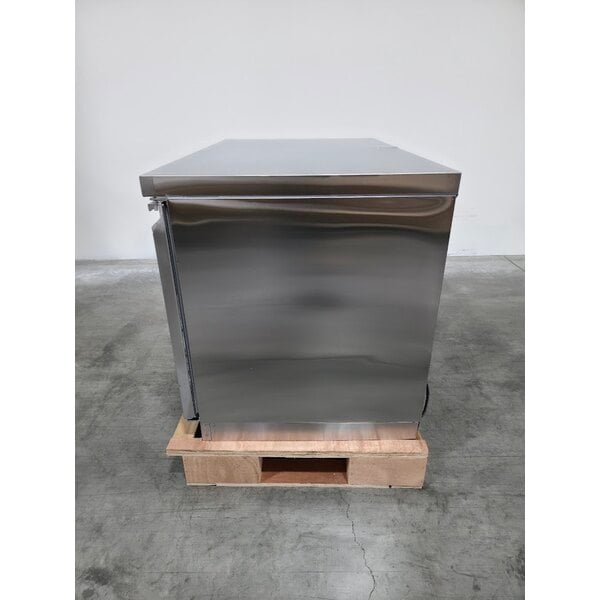 Scratch and Dent Avantco ZUC-48R-HC 48" Front Breathing Undercounter Refrigerator