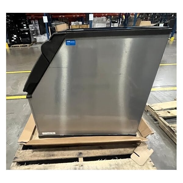 Scratch and Dent Manitowoc D320 Ice Storage Bin - 264 lb.