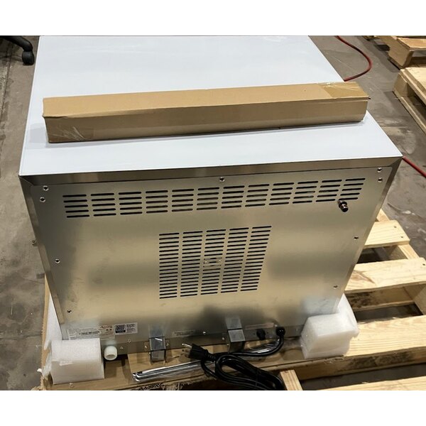 Scratch and Dent Avantco CO-32M Half Size Countertop Convection Oven with Moisture Injection, 2.3 cu. ft. - 208/240V, 2100/2800W