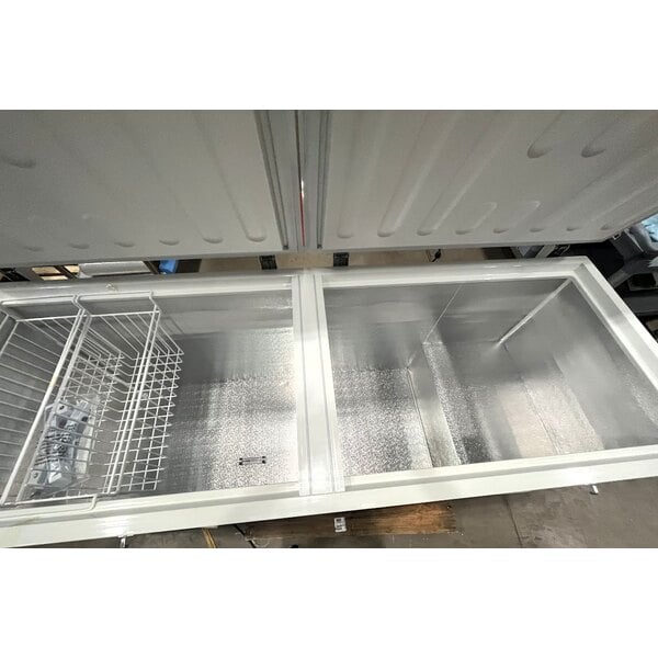 Scratch and Dent Galaxy CF25HC Commercial Chest Freezer - 23.6 cu.ft.