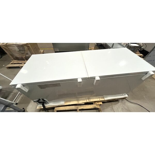 Scratch and Dent Galaxy CF25HC Commercial Chest Freezer - 23.6 cu.ft.