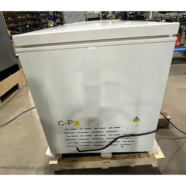 Scratch and Dent Galaxy CF25HC Commercial Chest Freezer - 23.6 cu.ft.