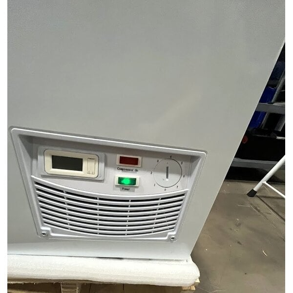 Scratch and Dent Galaxy CF25HC Commercial Chest Freezer - 23.6 cu.ft.