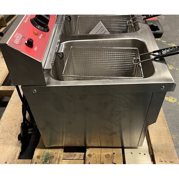 Scratch and Dent Avantco F202 30 lb. Dual Tank Medium-Duty Electric Countertop Fryer - 208-240V, 5400/7200W