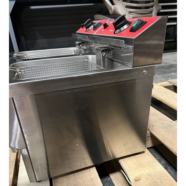 Scratch and Dent Avantco F202 30 lb. Dual Tank Medium-Duty Electric Countertop Fryer - 208-240V, 5400/7200W