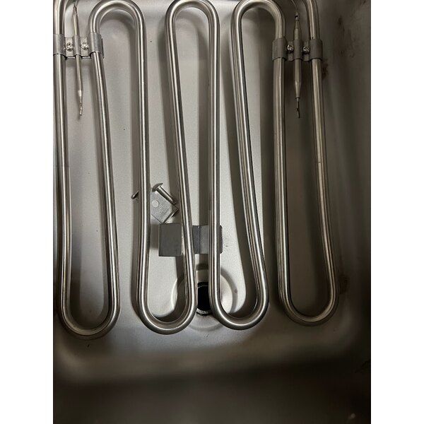 Scratch and Dent Avantco F202 30 lb. Dual Tank Medium-Duty Electric Countertop Fryer - 208-240V, 5400/7200W