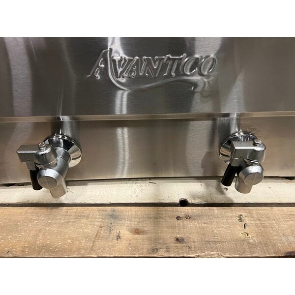 Scratch and Dent Avantco F202 30 lb. Dual Tank Medium-Duty Electric Countertop Fryer - 208-240V, 5400/7200W