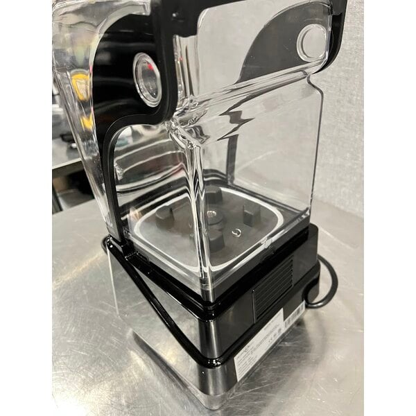 Scratch and Dent AvaMix Apex HBX1000 48 oz. 3 1/2 hp Programmable Commercial Blender with Touchpad and Sound Enclosure - 120V