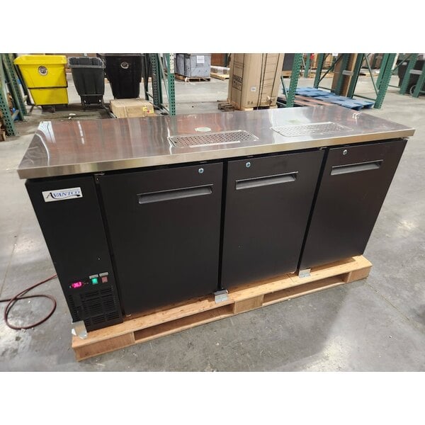 Scratch and Dent Avantco UDD-72-HC (2) Double Tap Kegerator Beer Dispenser - Black, (3) 1/2 Keg Capacity