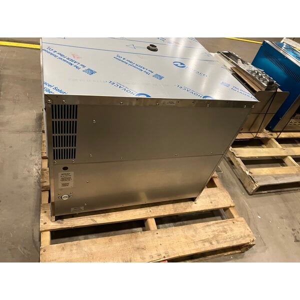 Scratch and Dent Moffat E32D5-2P Turbofan Single Deck Full Size Electric Digital Convection Oven with Steam Injection - 208V, 1 Phase, 5.8 kW