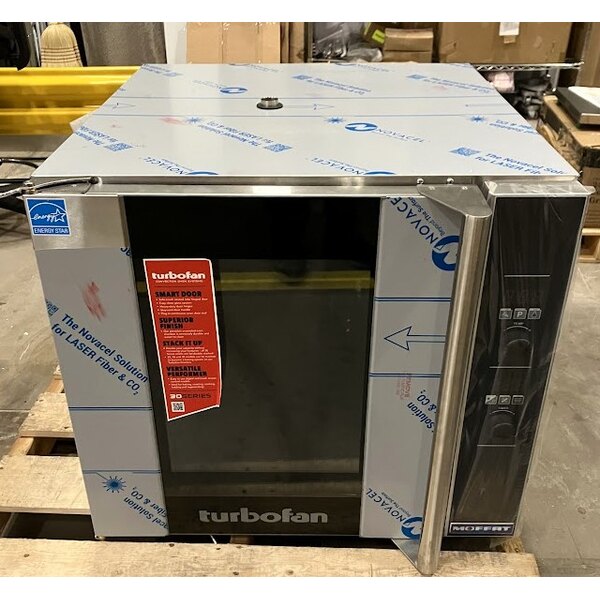 Scratch and Dent Moffat E32D5-2P Turbofan Single Deck Full Size Electric Digital Convection Oven with Steam Injection - 208V, 1 Phase, 5.8 kW