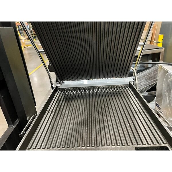 Scratch and Dent Globe GPG14D Deluxe Sandwich Grill with Grooved Plates - 14" x 14" Cooking Surface - 120V, 1800W