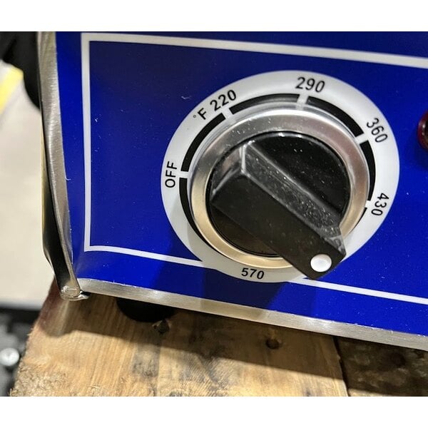 Scratch and Dent Globe GPG14D Deluxe Sandwich Grill with Grooved Plates - 14" x 14" Cooking Surface - 120V, 1800W