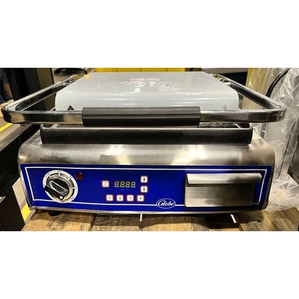 Scratch and Dent Globe GPG14D Deluxe Sandwich Grill with Grooved Plates - 14" x 14" Cooking Surface - 120V, 1800W