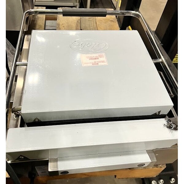 Scratch and Dent Globe GPG14D Deluxe Sandwich Grill with Grooved Plates - 14" x 14" Cooking Surface - 120V, 1800W