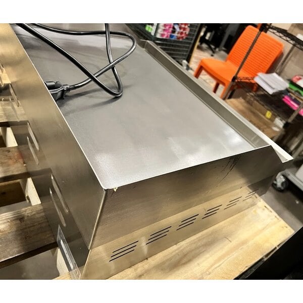 Scratch and Dent Avantco EG24N 24" Electric Countertop Griddle - 208/240V, 2675W-3560W