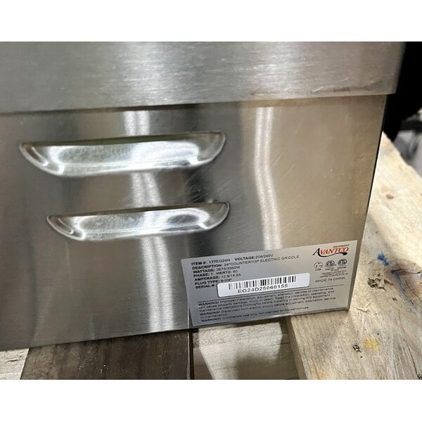 Scratch and Dent Avantco EG24N 24" Electric Countertop Griddle - 208/240V, 2675W-3560W