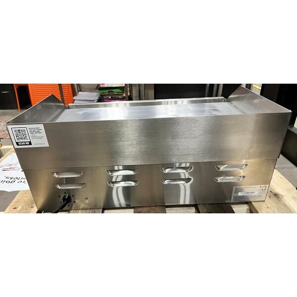 Scratch and Dent Avantco EG24N 24" Electric Countertop Griddle - 208/240V, 2675W-3560W