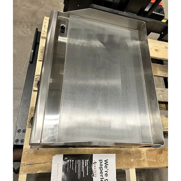 Scratch and Dent Avantco EG24N 24" Electric Countertop Griddle - 208/240V, 2675W-3560W