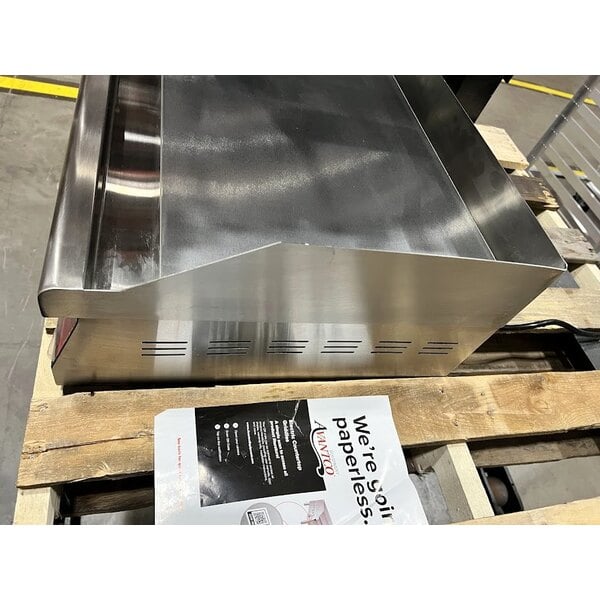 Scratch and Dent Avantco EG24N 24" Electric Countertop Griddle - 208/240V, 2675W-3560W