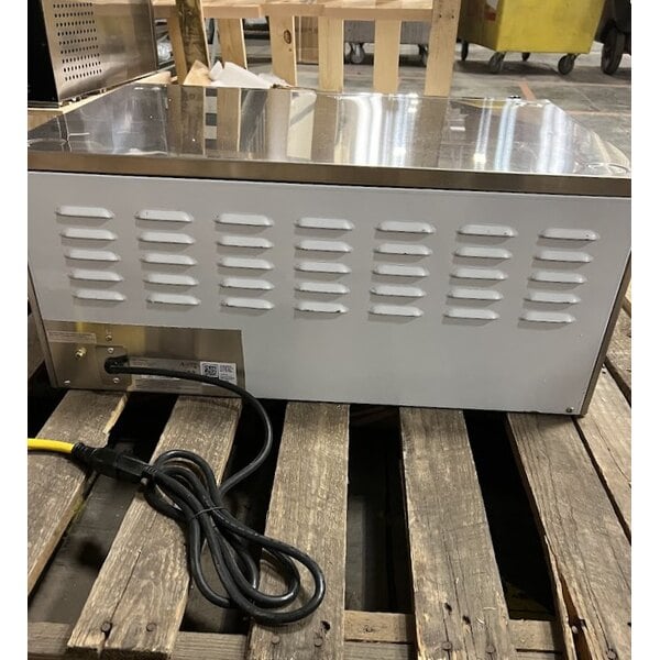 Scratch and Dent Avantco DPO-18-S Single Deck Countertop Pizza/Bakery Oven - 1700W, 120V