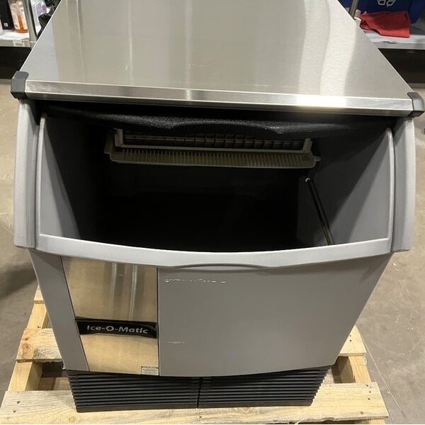 Scratch and Dent Ice-O-Matic ICEU220FA 24 1/2" Air Cooled Undercounter Full Dice Cube Ice Machine with 70 lb. Bin - 115V; 238 lb.