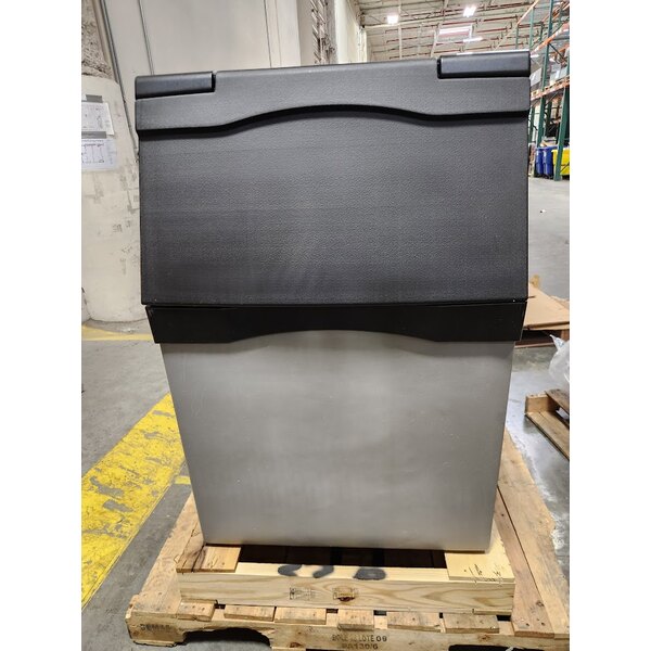 Scratch and Dent Avantco Ice BIN54030 30" Ice Storage Bin with Plastic Exterior - 536 lb.