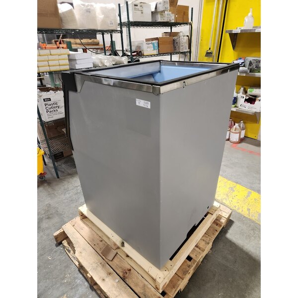 Scratch and Dent Avantco Ice BIN54030 30" Ice Storage Bin with Plastic Exterior - 536 lb.