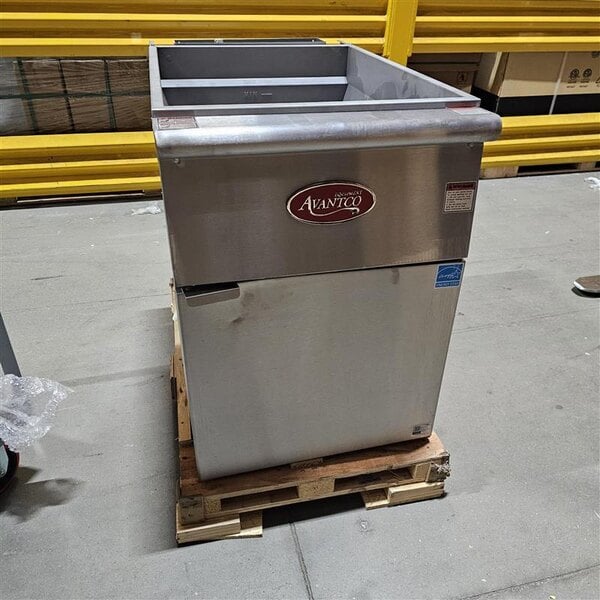 Scratch and Dent Avantco F5-ES-N 65-70 lb. Natural Gas Stainless Steel Floor Fryer - 100,000 BTU