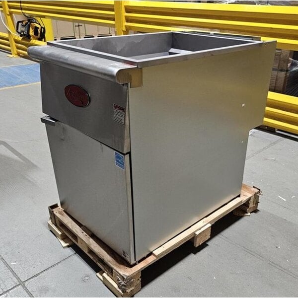 Scratch and Dent Avantco F5-ES-N 65-70 lb. Natural Gas Stainless Steel Floor Fryer - 100,000 BTU