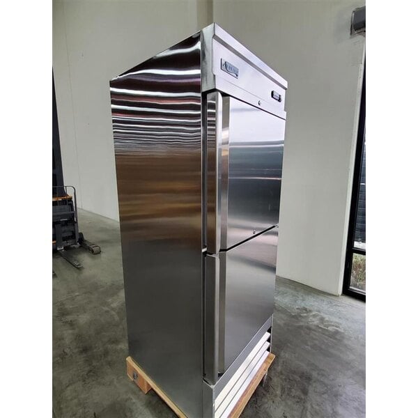 Scratch and Dent Avantco SS-1F-2-HC 29" Stainless Steel Solid Half Door Reach-In Freezer