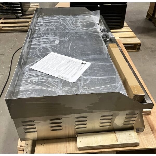 Scratch and Dent Avantco EG48N 48" Electric Countertop Griddle - 208/240V, 10482W-14000W