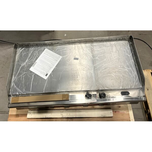 Scratch and Dent Avantco EG48N 48" Electric Countertop Griddle - 208/240V, 10482W-14000W