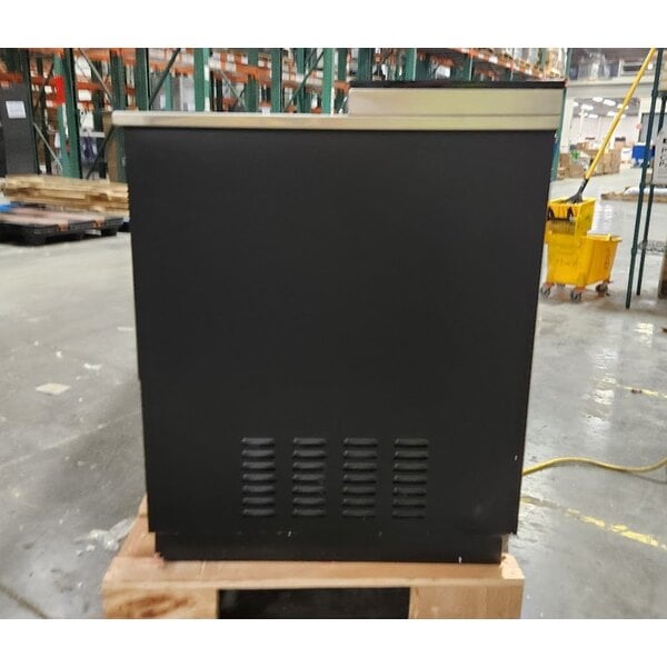 Scratch and Dent Avantco HBB-95-HC 95" Black Horizontal Bottle Cooler