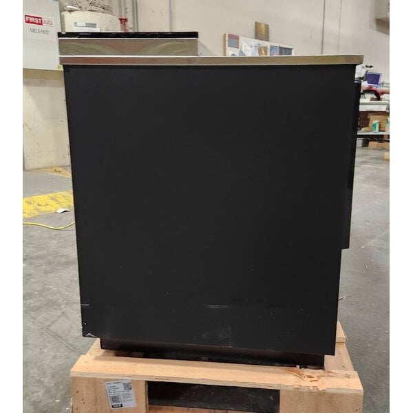 Scratch and Dent Avantco HBB-95-HC 95" Black Horizontal Bottle Cooler