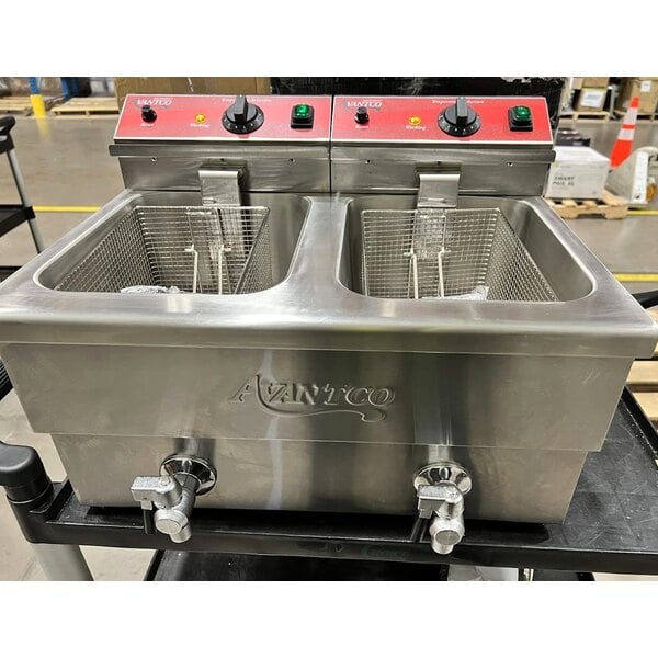 Scratch and Dent Avantco F202 30 lb. Dual Tank Medium-Duty Electric Countertop Fryer - 208-240V, 5400/7200W