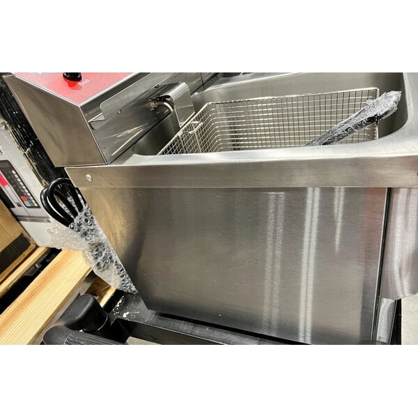 Scratch and Dent Avantco F202 30 lb. Dual Tank Medium-Duty Electric Countertop Fryer - 208-240V, 5400/7200W