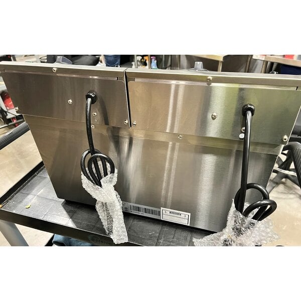 Scratch and Dent Avantco F202 30 lb. Dual Tank Medium-Duty Electric Countertop Fryer - 208-240V, 5400/7200W