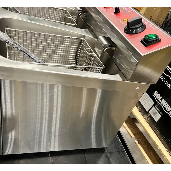 Scratch and Dent Avantco F202 30 lb. Dual Tank Medium-Duty Electric Countertop Fryer - 208-240V, 5400/7200W