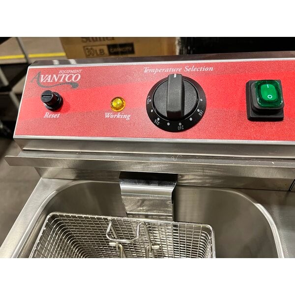 Scratch and Dent Avantco F202 30 lb. Dual Tank Medium-Duty Electric Countertop Fryer - 208-240V, 5400/7200W