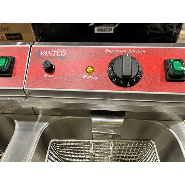 Scratch and Dent Avantco F202 30 lb. Dual Tank Medium-Duty Electric Countertop Fryer - 208-240V, 5400/7200W
