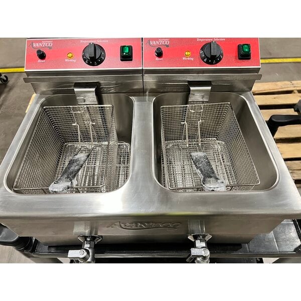 Scratch and Dent Avantco F202 30 lb. Dual Tank Medium-Duty Electric Countertop Fryer - 208-240V, 5400/7200W