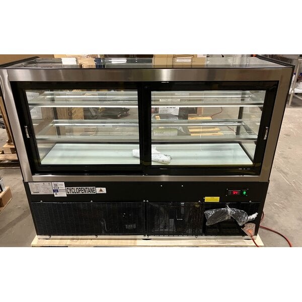Scratch and Dent Avantco BC-60-HC 60" Curved Glass Black Refrigerated Bakery Display Case