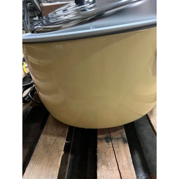 Scratch and Dent Town 57155 110 Cup (55 Cup Raw) Electronic Rice Cooker / Warmer - 230V